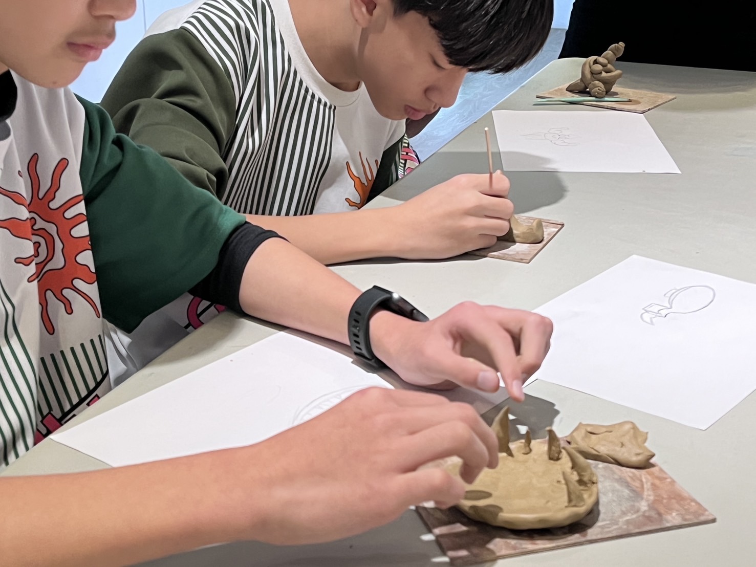 08_參觀新竹241藝術空間，脫下鞋子入展間與作品互動